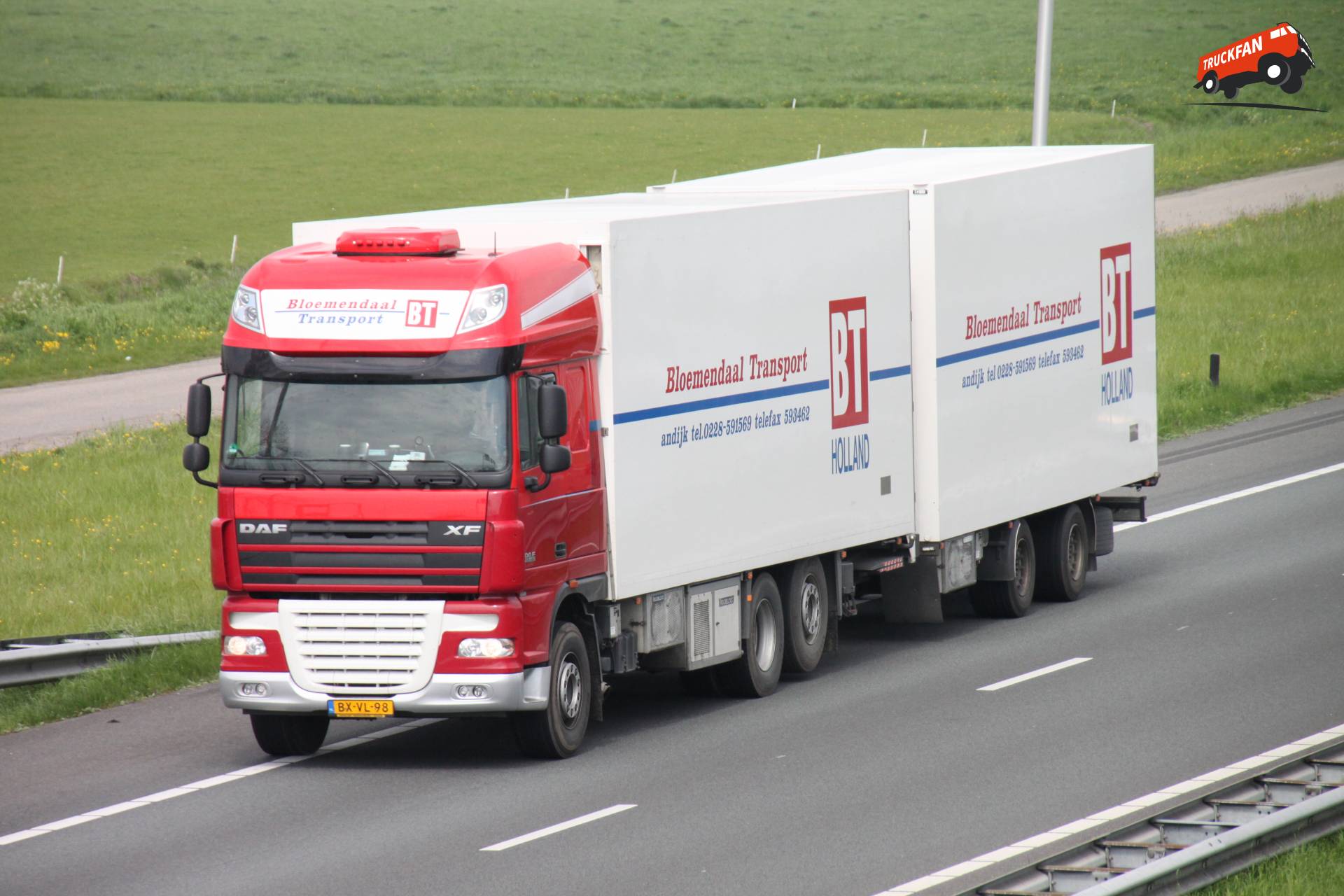 1676611-daf-xf105-vrachtwagen-bij-int-transportbedrijf-bloemendaal-bv-1